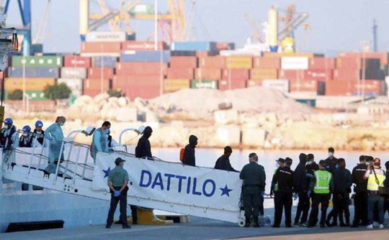 Tây Ban Nha giải cứu gần 1.000 người di cư trên biển