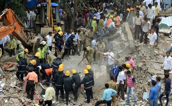Sập mái nhà ở Ấn Độ khiến nhiều người bị thương