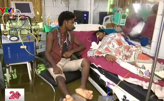 Bệnh viện tại Ấn Độ chìm trong nước, người dân ngắm cá bơi lội dưới chân