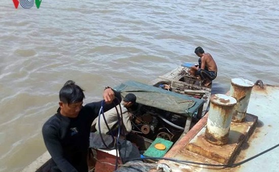 Chưa tìm được hai người mất tích trong vụ chìm sà lan trên sông Sài Gòn