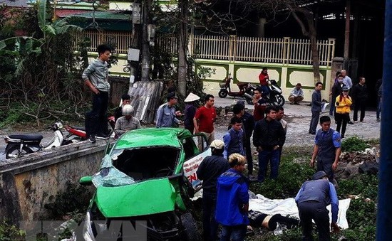 Tàu hỏa đâm và kéo lê ô tô con ở Phú Yên, 2 người bị thương