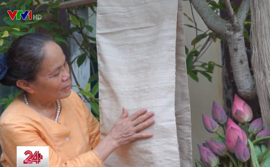 Gặp gỡ nghệ nhân người Việt dệt lụa từ tơ sen