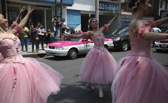 Múa ballet ở… giữa đường phố tại Mexico