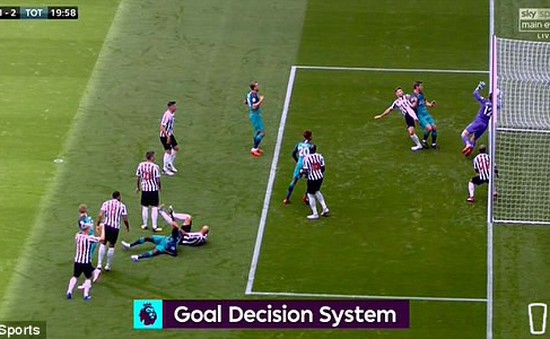 Tottenham may mắn có bàn đầu tiên mùa giải mới nhờ công nghệ Goal-line