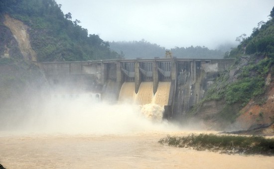 Thủy điện Tuyên Quang đóng 1 cửa xả đáy