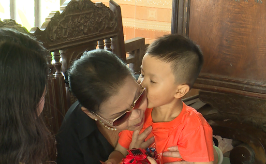 Danh ca Khánh Ly từ Mỹ trở về Việt Nam kịp thời giúp đỡ bệnh nhi tim bẩm sinh