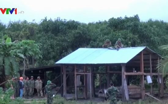 Bộ CHQS tỉnh Kon Tum giúp dân dựng lại nhà sau lũ quét