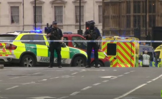 Lao xe vào tòa nhà Quốc hội Anh, 2 người bị thương