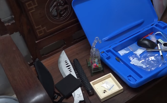 Bắt đối tượng tàng trữ ma túy đá và hung khí nguy hiểm tại Cà Mau