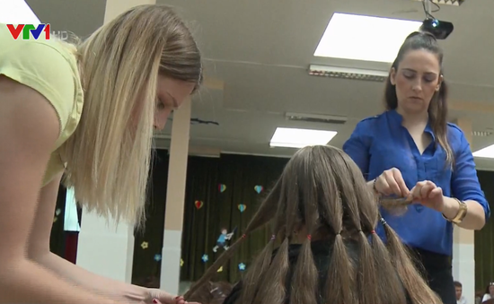 Người dân Bosnia dệt tóc giả cho trẻ em ung thư