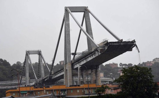 Còn hàng chục người bị chôn vùi trong vụ sập cầu cạn tại Italy