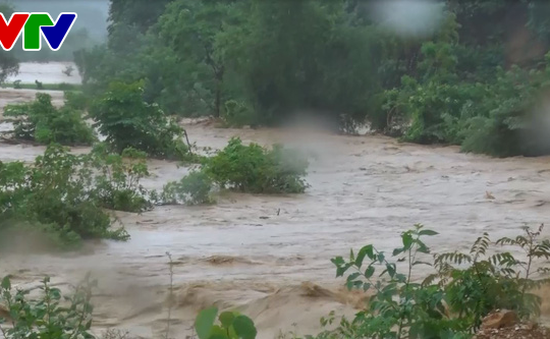 Mưa lớn gây ngập lụt, sạt lở tại Nghệ An