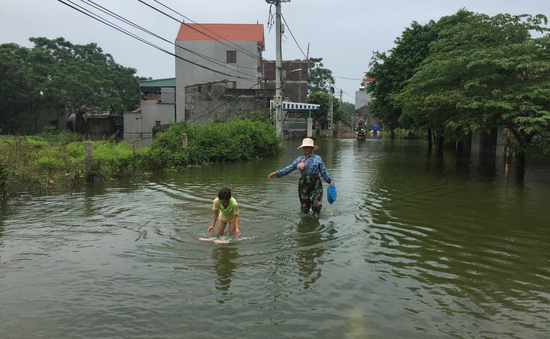 Ngập lụt ở Chương Mỹ: Gian nan đường tới trạm xá