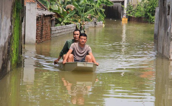 Yêu cầu 3 bệnh viện khám cho người dân vùng ngập ở Hà Nội