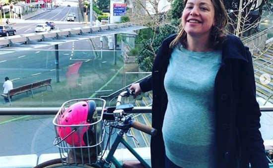 Nữ Bộ trưởng New Zealand tự đạp xe tới bệnh viện sinh con
