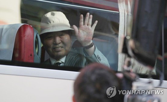 Đoàn Hàn Quốc di chuyển tới địa điểm tổ chức sự kiện đoàn tụ các gia đình ly tán
