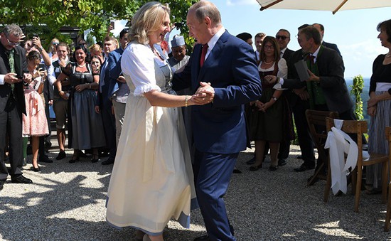 Tổng thống Nga Putin khiêu vũ với Ngoại trưởng Áo
