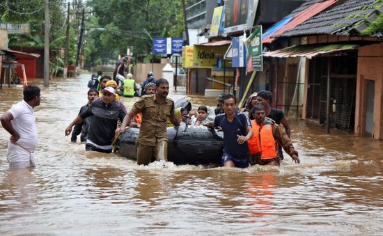 Nghịch lý: Cứu nạn nhân mưa lũ tại Ấn Độ, nhiều người cứu hộ bị hắt hủi