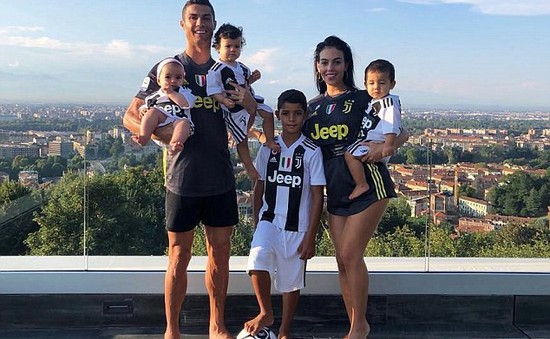 Cả nhà Ronaldo mặc áo Juventus, nguyện chung tình với Bianconeri