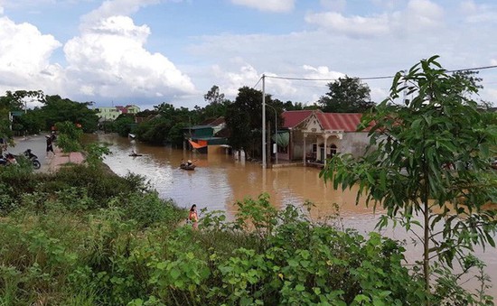 Nước sông Lam dâng cao, nhiều hộ dân tại Nghệ An bị ngập sâu