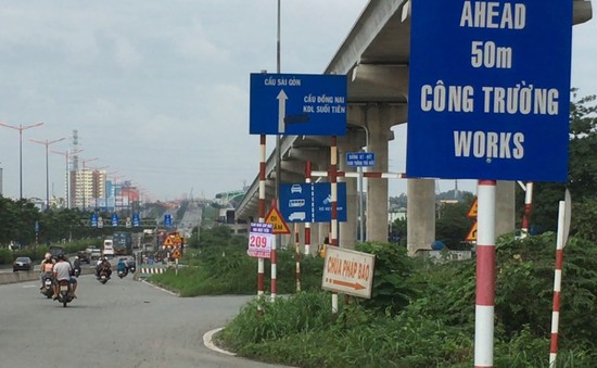 Lái xe bối rối vì biển báo giao thông dày đặc trên xa lộ Hà Nội