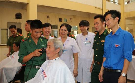 Hà Tĩnh: Bệnh viện cắt tóc miễn phí cho bệnh nhân