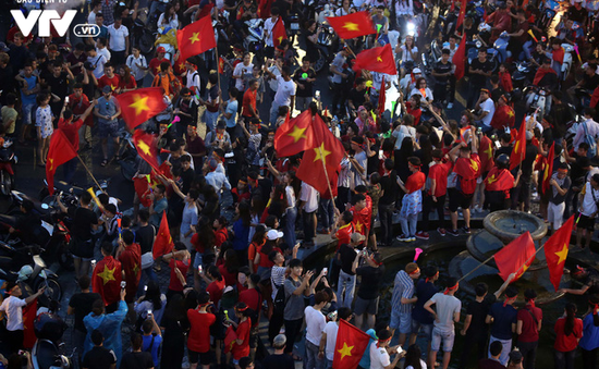 CĐV ăn mừng cuồng nhiệt dù Olympic Việt Nam dừng bước ở bán kết