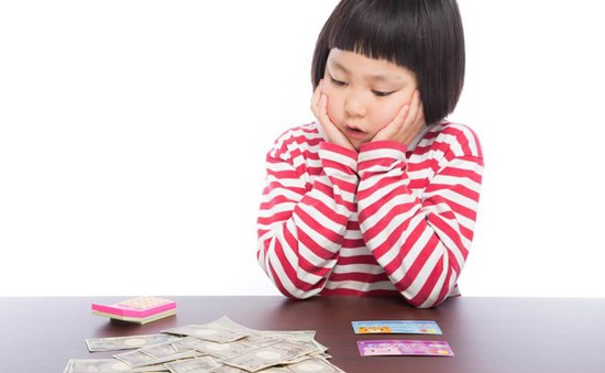 Cha mẹ có nên dạy con tiếp xúc với tiền từ sớm không?