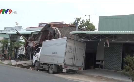 Kiên Giang: Xe tải mất lái đâm vào nhà dân