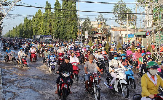 Triều cường gây ngập trên nhiều tuyến đường ở thành phố Cần Thơ