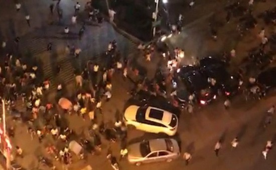 Trung Quốc: Điều tra vụ lao xe và đâm dao tại quảng trường làm 55 người thương vong