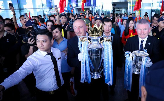 Chiếc cúp Ngoại hạng Anh ra mắt khán giả Việt Nam