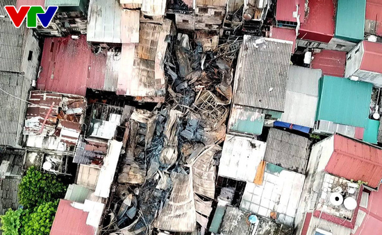 Khung cảnh hoang tàn nhìn từ trên cao sau vụ cháy lớn trên phố Đê La Thành