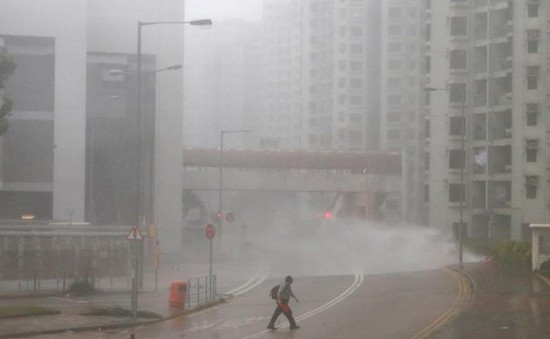 Người dân Hong Kong vật lộn với bão Mangkhut