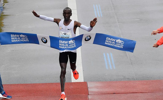 VĐV người Kenya phá sâu kỷ lục thế giới chạy marathon