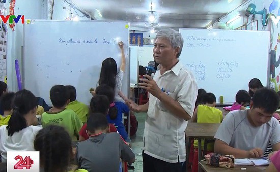 Việc tử tế: Người thầy của trẻ nhập cư ở TP.HCM