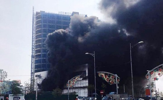 Cháy lớn ở trung tâm thương mại cao nhất TP Yên Bái
