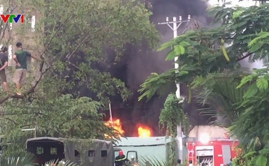 Cháy lớn thiêu rụi xưởng dệt may vải ở TP.HCM