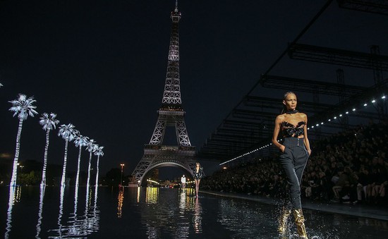 Độc đáo sàn diễn ngập nước dưới chân tháp Eiffel của Saint Laurent