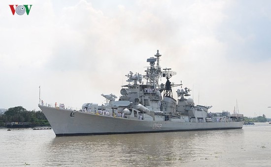 Tàu hải quân Ấn Độ cập bến cảng Sài Gòn