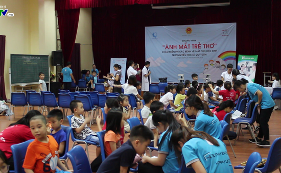 Gần 3.000 học sinh ở Hà Nội được khám, sàng lọc mắt miễn phí