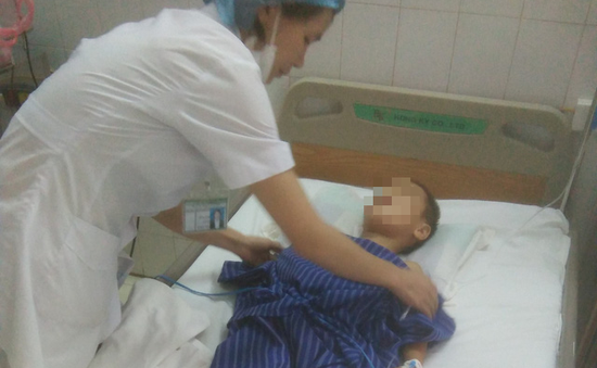 Bé trai 7 tuổi nhập viện cấp cứu vì bị bố đẻ chém