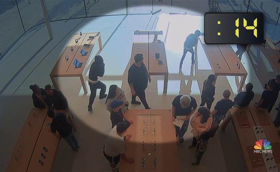 Trộm giữa ban ngày tại cửa hàng Apple, lấy lượng hàng trị giá 30.000 USD