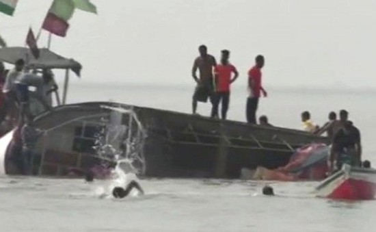 Lật tàu chở 40 học sinh Ấn Độ, 4 người thiệt mạng