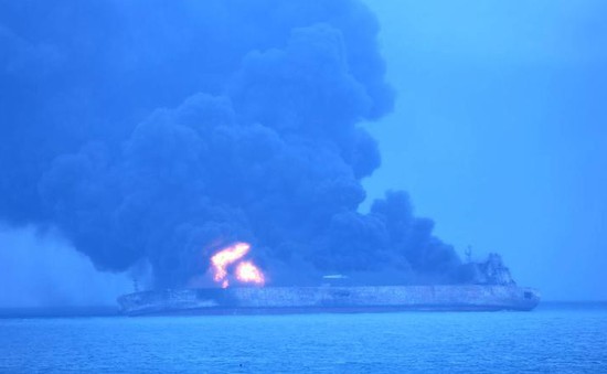 Vụ nổ mới trên tàu chở dầu Iran cản trở công tác cứu hộ