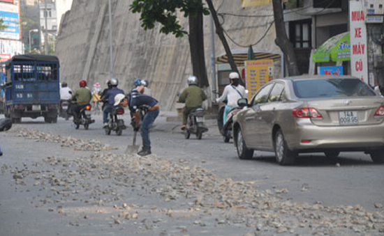 Phú Yên: Xe chở đất đá rơi vãi gây mất an toàn