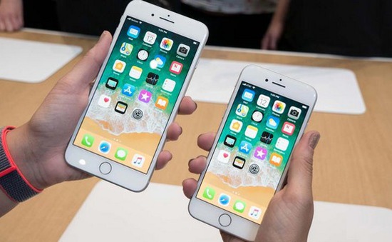 Lượng người ở Hà Nội đổi pin cho iPhone tăng đột biến