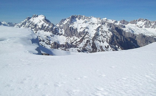 Thụy Sĩ huy động trực thăng giải cứu 13.000 du khách mắc kẹt trên dãy Alps