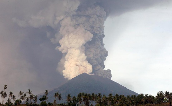 Núi lửa trên đảo Bali hoạt động trở lại với cột khói cao 2.500m