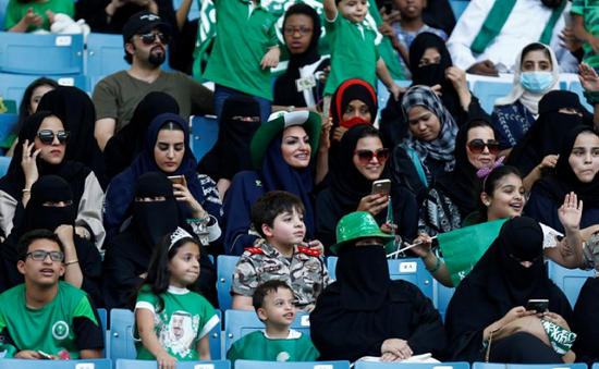 Lần đầu tiên các sân vận động Saudi Arabia mở cửa cho nữ giới